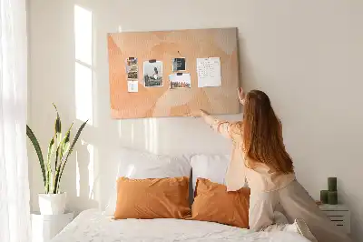 Korková nástenka s geometrickými trojuholníkovými tvarmi