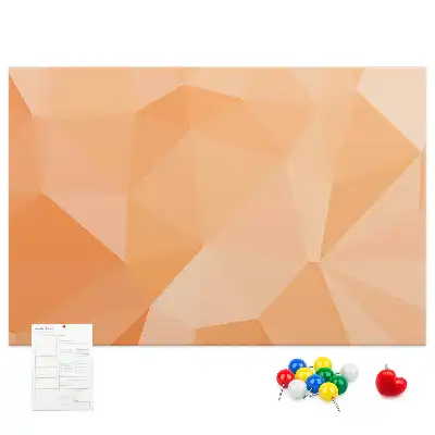 Korková nástenka s geometrickými trojuholníkovými tvarmi