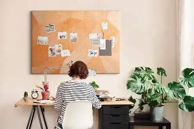 Korková nástenka s geometrickými trojuholníkovými tvarmi