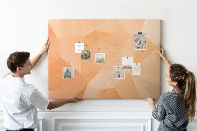 Korková nástenka s geometrickými trojuholníkovými tvarmi