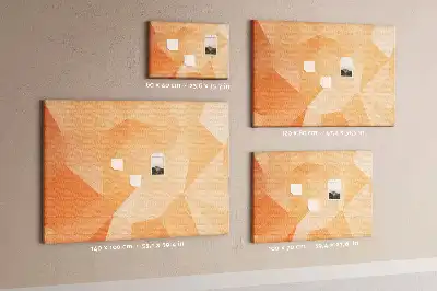 Korková nástenka s geometrickými trojuholníkovými tvarmi