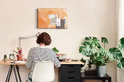 Korková nástenka s geometrickými trojuholníkovými tvarmi
