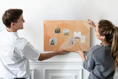 Korková nástenka s geometrickými trojuholníkovými tvarmi
