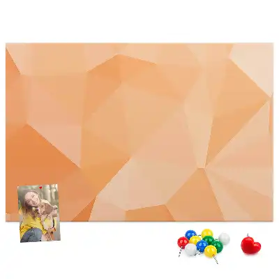 Korková nástenka s geometrickými trojuholníkovými tvarmi