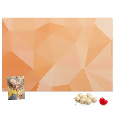 Korková nástenka s geometrickými trojuholníkovými tvarmi