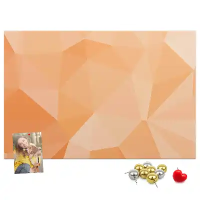 Korková nástenka s geometrickými trojuholníkovými tvarmi