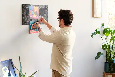 Korková nástenka s motívom minimalistického betónového sveta