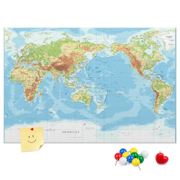 Korková nástenka s fyzickou mapou sveta