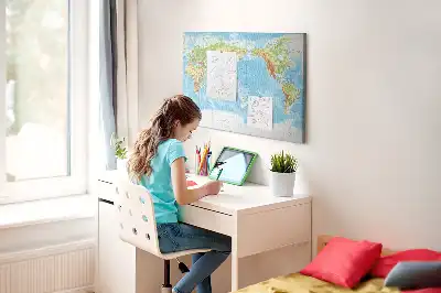 Korková nástenka s fyzickou mapou sveta