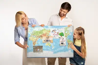 Korková nástenka s fyzickou mapou sveta