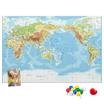Korková nástenka s fyzickou mapou sveta