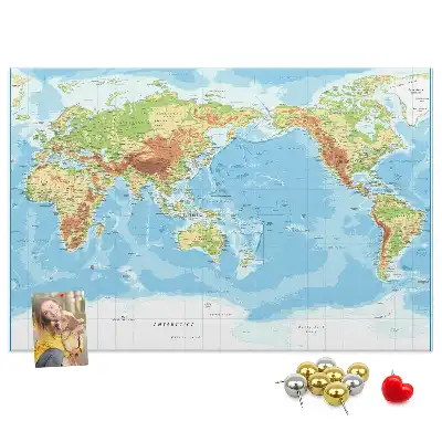 Korková nástenka s fyzickou mapou sveta