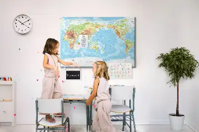 Korková nástenka s fyzickou mapou sveta