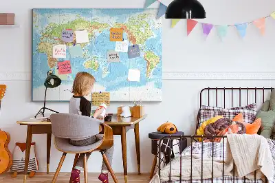 Korková nástenka s fyzickou mapou sveta