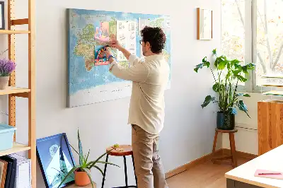 Korková nástenka s fyzickou mapou sveta