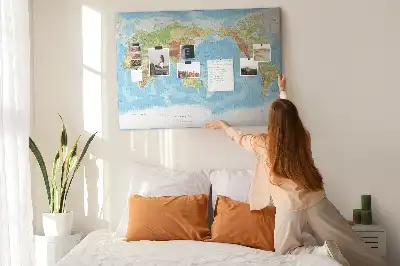 Korková nástenka s fyzickou mapou sveta