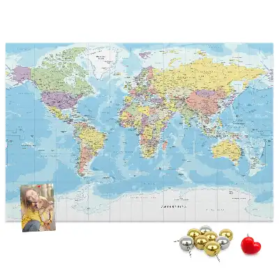 Korková nástenka s mapou administratívneho rozdelenia sveta