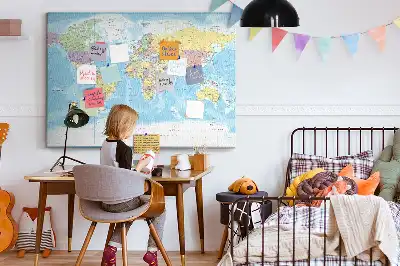 Korková nástenka s mapou administratívneho rozdelenia sveta