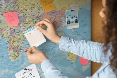 Korková nástenka s mapou administratívneho rozdelenia sveta