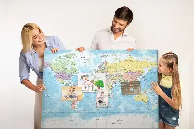 Korková nástenka s mapou administratívneho rozdelenia sveta