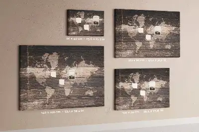 Korková nástenka s mapou sveta na drevenom podklade