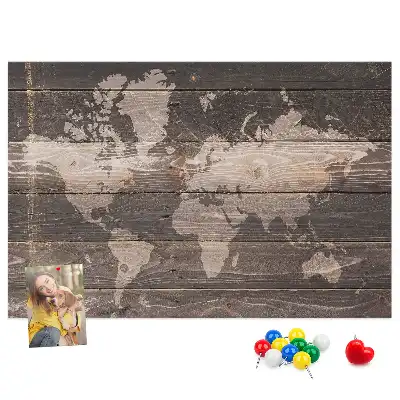 Korková nástenka s mapou sveta na drevenom podklade