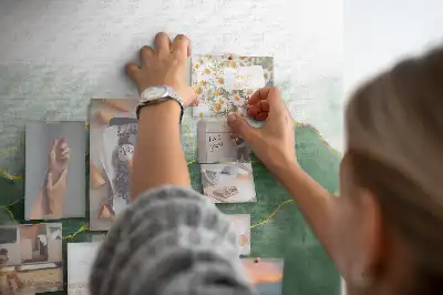 Korková nástenka s modernými rastlinnými motívmi
