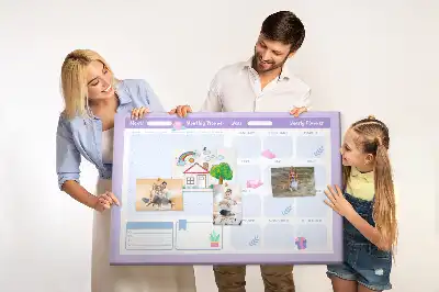 Korková nástenka s ružovým ročným plánovačom