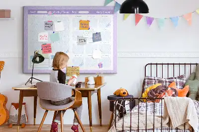 Korková nástenka s ružovým ročným plánovačom