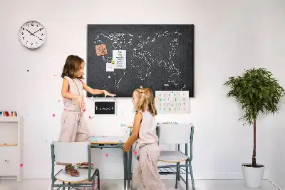 Korková nástenka s motívom obrysu mapy sveta