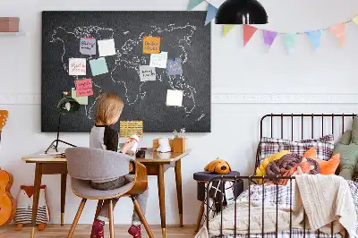 Korková nástenka s motívom obrysu mapy sveta