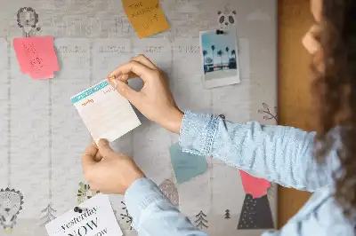 Korková nástenka organizér na týždenný harmonogram