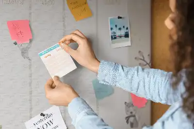 Korková nástenka organizér na týždenný harmonogram