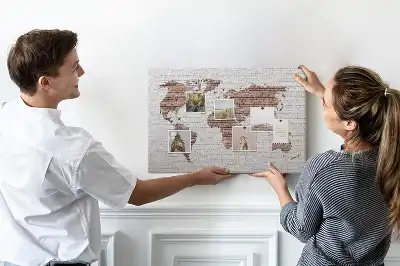 Korková nástenka s industriálnym obrysom sveta