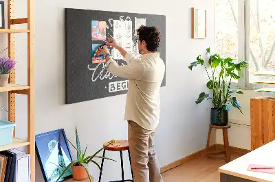 Korková nástenka s motívom dobrodružného citátu