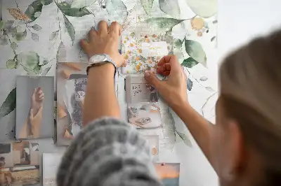 Korková nástenka s motívom prírodných listov