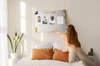 Korková nástenka so sedemdňovým rozpisom na stenu