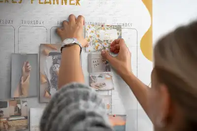 Korková nástenka so sedemdňovým rozpisom na stenu
