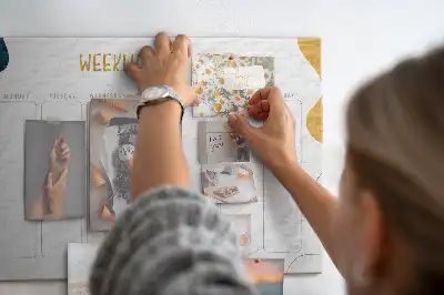 Korková nástenka so sedemdňovým rozpisom na stenu