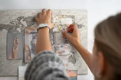 Korková nástenka s potlačou mapy sveta a novinovým motívom