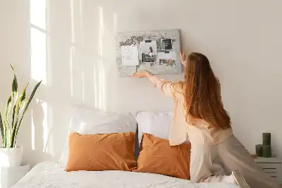 Korková nástenka s potlačou mapy sveta a novinovým motívom