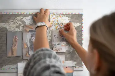 Korková nástenka s motívom hnedej mapy sveta