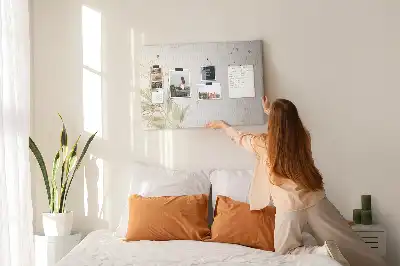 Korková nástenka so zlatou lineárnou grafikou