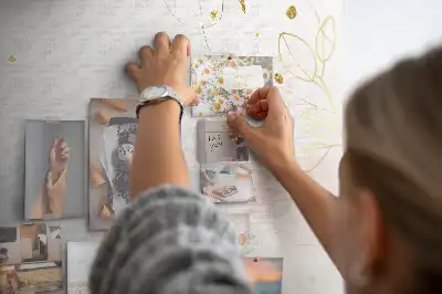 Korková nástenka so zlatou lineárnou grafikou