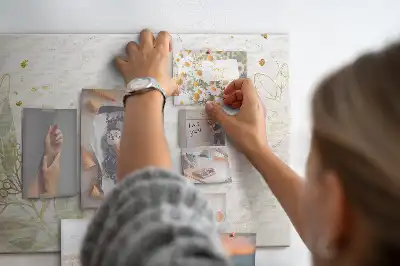 Korková nástenka so zlatou lineárnou grafikou