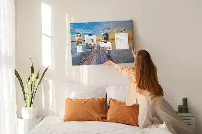 Korková nástenka s motívom jazera a móla