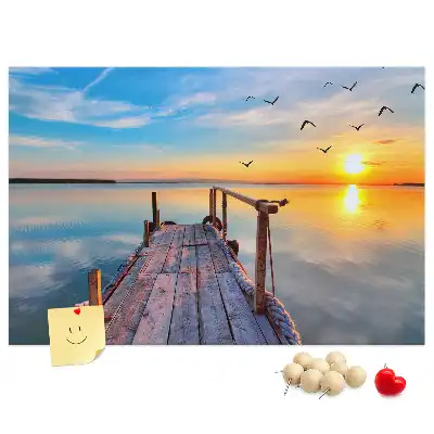 Korková nástenka s motívom jazera a móla
