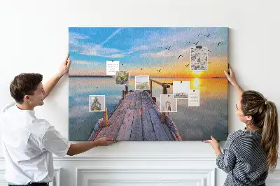 Korková nástenka s motívom jazera a móla