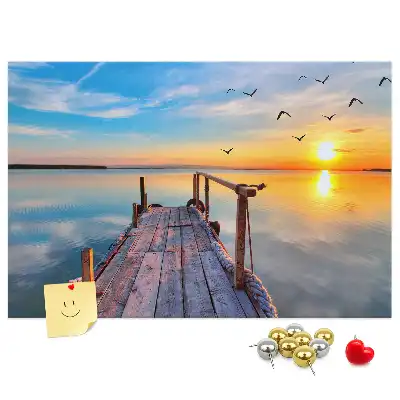 Korková nástenka s motívom jazera a móla