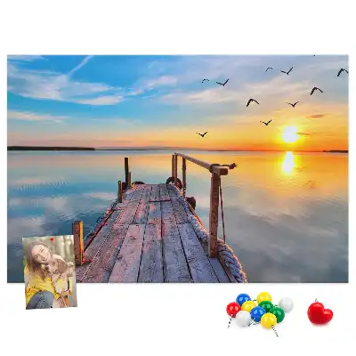 Korková nástenka s motívom jazera a móla